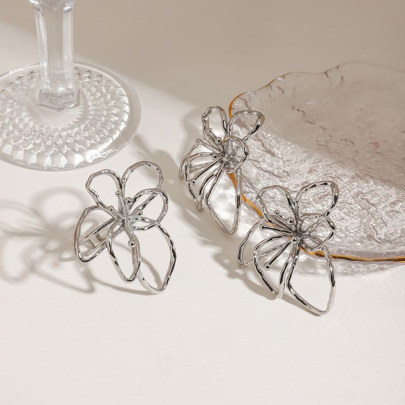 ARETES FLOR PLATEADA