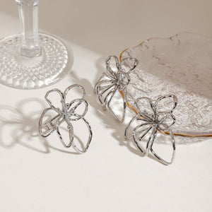 ARETES FLOR PLATEADA
