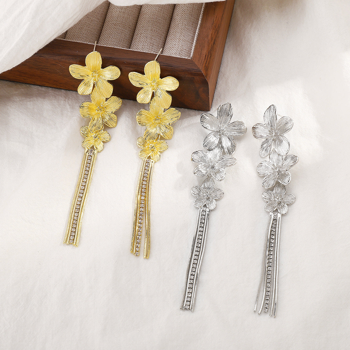 ARETES LARGOS FLORALES