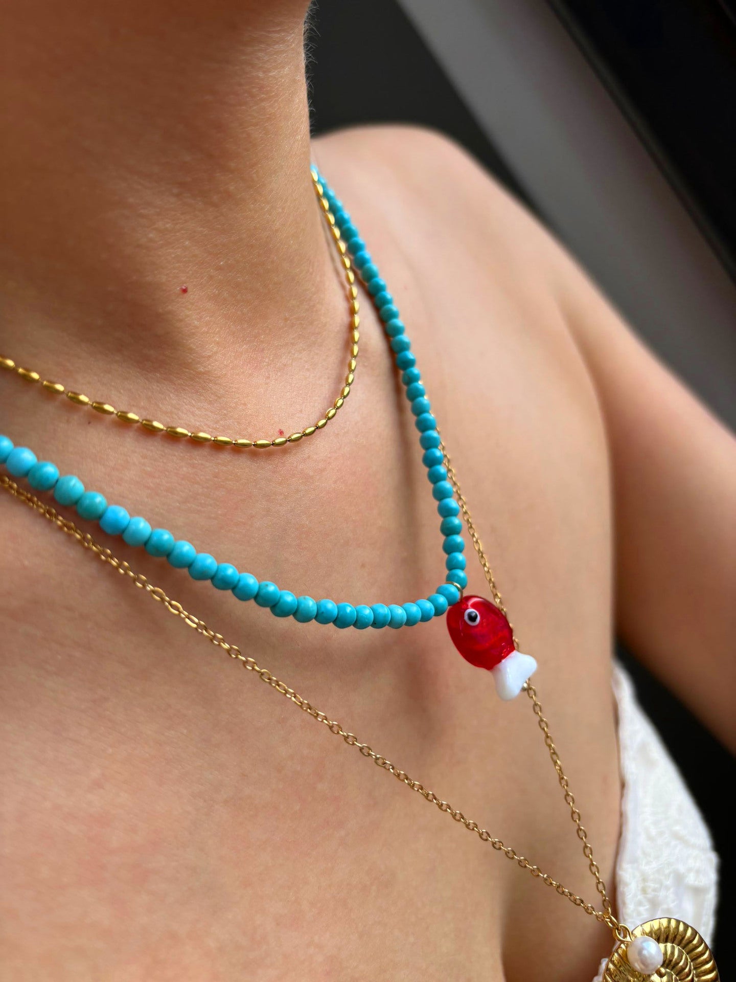 COLLAR TURQUESA CON PEZ ROJO