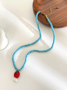 COLLAR TURQUESA CON PEZ ROJO